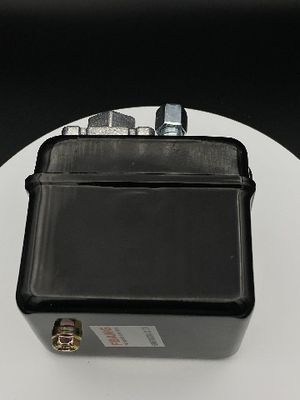 Estirando el hardware que sella las piezas de chapa de las piezas tamaño pequeño