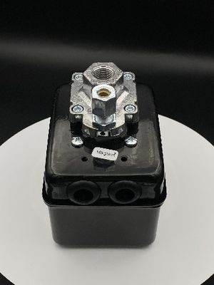 Estirando el hardware que sella las piezas de chapa de las piezas tamaño pequeño