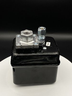 Estirando el hardware que sella las piezas de chapa de las piezas tamaño pequeño